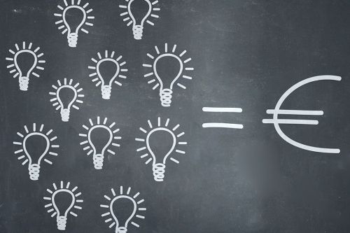 Foto: Kreide gezeichnete Glühbirnen und Eurosymbol